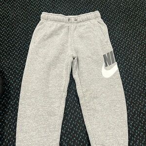Nike gray sweatpants size 6/7